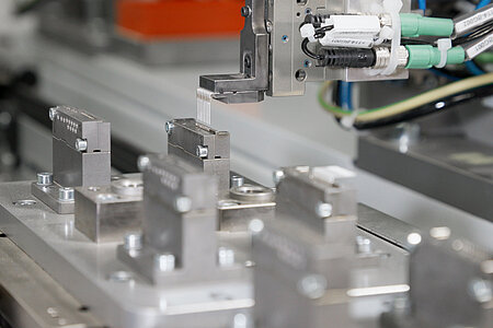 Automation Solutions for Injection Mold